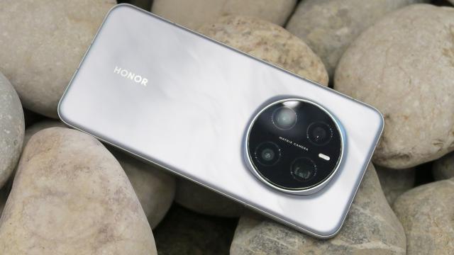 <b>HONOR Magic 8 Pro îşi dezvăluie cameră deja; Ce ştim despre flagship?</b>HONOR a lansat telefonul Magic 7 Pro în toamna lui 2024 şi el a ajuns în România la început de an 2025. Pare prematur să vorbim despre un HONOR Magic 8 Pro, dar iată că o facem, de vreme ce specificaţiile camerei sale tocmai au scăpat pe Internet