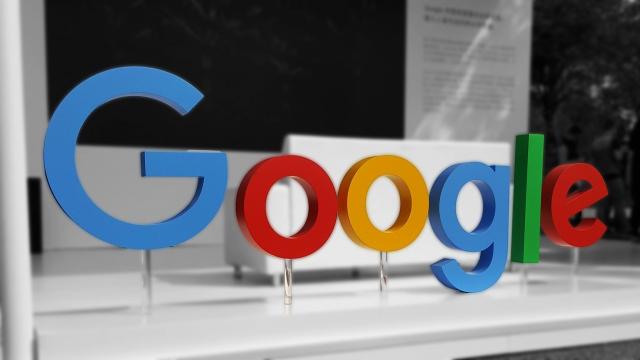 <b>Google pierde utilizatori în favoarea Bing; pentru prima dată coboară sub 90% cotă de piață</b>Google a scăzut pentru prima dată sub pragul de 90% din cota globală de piață în domeniul motoarelor de căutare, potrivit datelor furnizate de StatCounter și Statista, pierzând zeci de milioane de utilizatori în favoarea Microsoft Bing, DuckDuckGo..