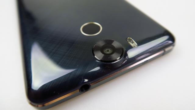 <b>Ulefone Power: Cameră neglijabilă, cu o patină neplăcută peste imagini</b>Atunci când am auzit că Ulefone Power vine cu o cameră principală cu senzor Sony IMX 214 am zis "stai aşa, ştiu senzorul ăsta de undeva". Păi cum să nu îl ştiu, de vreme ce apărea şi pe OnePlus One şi Nexus 6 sau Honor 6? Cât de departe e Power..