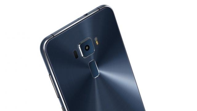 <b>QuickMobile aduce la vânzare varianta de 5.5 inch a lui Asus ZenFone 3; iată cât costă!</b>După ce anterior vedeam listată varianta de 5.2 inch a lui Asus ZenFone 3 în oferta QuickMobile, este momentul ca acum să regăsim și modelul cu display mai generos de 5.5 inch. Acesta este afișat pentru moment doar în varianta de culoare negru-albastru