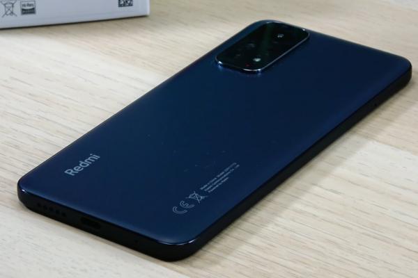 Redmi Note 11: Design comod, cu priză bună şi look plăcut