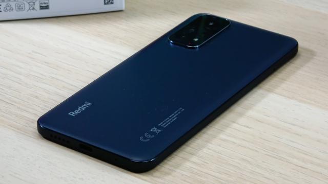 <b>Redmi Note 11: Design comod, cu priză bună şi look plăcut</b>Ca design smartphone-ul este o combinație dintre plastic și sticlă, cu un modul de cameră arătos în spate. Îmi aduce cumva cu finețea lui vivo X60 Pro, doar că mai are un rând de camere. De fapt unul dintre orificii este pentru blitz în partea de jos