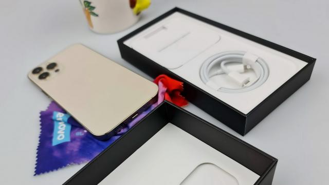 <b>Câți bani a economisit Apple prin eliminarea accesoriilor (încărcător, căști) din cutiile de iPhone?</b>Evenimentul organizat de Apple în toamna anului 2020 a venit cu o veste bombă, aceea că telefoanele iPhone 12 nu se livrează cu încărcător la pachet, o decizie care a fost subiect de glume chiar și pentru rivalii care în final au recurs 