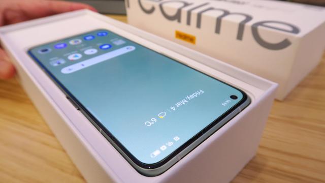 <b>realme GT2 Pro: Conectivitate cu antene doldora pe corpul telefonului, NFC versatil</b>realme GT2 Pro m-a surprins prima dată când am pus mâna pe el, pentru că are foarte multe decupaje pentru antene la vedere, cam două pe fiecare latură. Fiind un telefon de gaming, poate şi game streaming e lesne de înţeles decizia realme, de a integra..