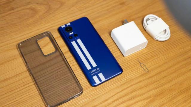 <b>realme GT Neo3 primeşte un unboxing deja; Avem și un trailer </b>Ieri am aflat că realme GT Neo3 se lansează pe 22 martie şi va sosi cu încărcare la 150W. Va avea şi o variantă Le Mans cu dungi specifice unei maşini sport, iar acum a primit un unboxing şi un trailer, pe care le vedeţi mai jos
