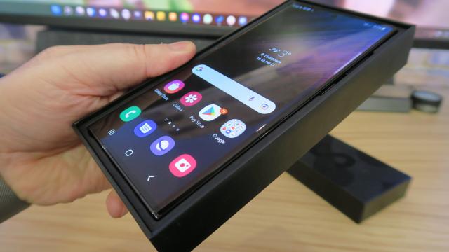 <b>Samsung Galaxy S22 Ultra: Hardware upgradat la CPU, captură nocturnă, multe variabile tehnice stau la fel</b>Samsung Galaxy S22 Ultra împarte multe dintre dotări cu Galaxy S21 Ultra, pe hârtie cel puţin, dar în unele cazuri avem noi senzori, noi panouri şi alte extra-uri. Trebuie totuşi să recunoaştem de la început că Samsung porneşte de mai jos configuraţia