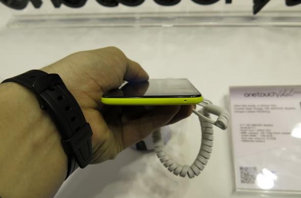 MWC 2013: Alcatel One Touch Idol Ultra hands on, un smartphone arătos și foarte subțire (Video): alcatel_one_touch_idol_ultra_7jpg.jpg