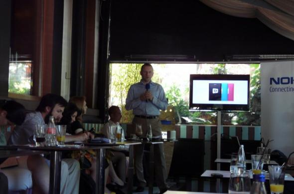 Nokia N9, prezentat În premieră În România! Iată experiența noastră hands-on cu primul telefon MeeGo! (Video): nokia_n9_prezentare_03jpg.jpg