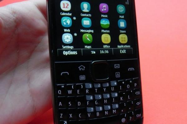 Review Nokia E6 - un telefon pe care trebuie să știi cum să Îl iei (Video)