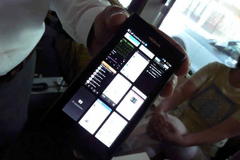 Nokia N9, prezentat În premieră În România! Iată experiența noastră hands-on cu primul telefon MeeGo! (Video): nokia_n9_prezentare_10jpg.jpg