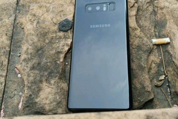Fotografii hands-on cu Samsung Galaxy Note 8