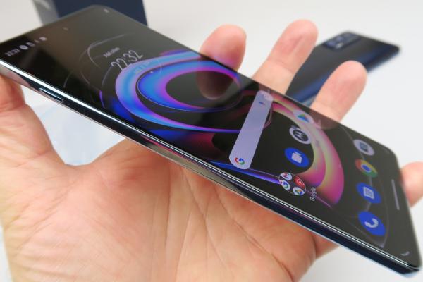 Motorola Edge 20 Pro: Display de flagship, ba chiar peste unele flagshipuri
