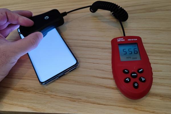 Luminozitate display HUAWEI Nova 9 și ecranul văzut la microscop