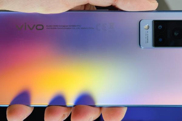 vivo V21 5G: Design de fashionista, ultrasubțire şi cu priză bună