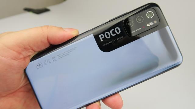 <b>POCO M3 Pro 5G: Design de telefon de 2-3 ori mai scump, prin estetica spatelui</b>POCO face ce face şi livrează telefoane plăcute estetic la preţ mic. Mi-aş fi dorit să testez varianta galbenă, pe care acel modul al camerei extins arată bine, dar nici cea argintie nu e rea. Luciul spatelui din plastic aduce cu cel al seriei Xiaomi