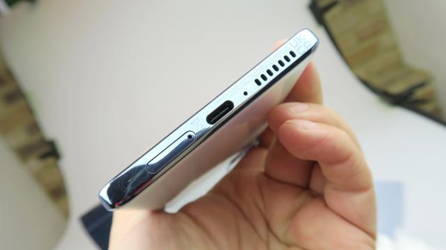 <b>Motorola Edge 20 Pro: Baterie la nivelul primei generaţii Moto Edge</b>Motorola Edge 20 Pro are o baterie de 4500 mAh, în scădere cu 500 mAh faţă de Motorola Edge+. Face totuşi un salt la încărcare, de la 18W la 30W, dar nu păstrează şi încărcarea wireless şi cea wireless inversă. Să vedem cum stăm şi cu autonomia