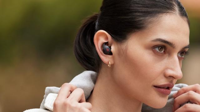 <b>Beats Fit Pro sunt acum oficiale; căști wireless cu ANC, Spatial Audio și certificare IPX4</b>Apple a anunțat în ultimele ore lansarea unei noi perechi de căști și nu, nu este vorba despre AirPods Pro 2 ci despre Beats Fit Pro. Acestea sunt o alternativă mai atractivă pentru AirPods 3 care se vând pentru 180 dolari dar care 