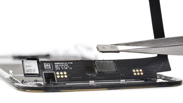 <b>Apple dezactivează Face ID pe seria iPhone 13 dacă îţi repari ecranul la service-uri neautorizate</b>Într-o mutare tipică pentru Apple, firma din Cupertino alege să îţi dezactiveze deblocarea facială prin mecanismul Face ID dacă ţi-ai reparat un iPhone 13 la service-uri neautorizate. Avem detalii mai jos

