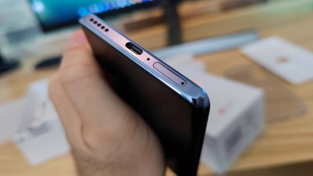 <b>HUAWEI Nova 9: Conectivitate în limite 4G, dar cu Wi-Fi 6 rapid</b>HUAWEI Nova 9 se mulţumeşte cu conectivitate 4G din motivele binecunoscute, dar stă bine în rest la capitolul standarduri suportate. Vine cu două sloturi nano SIM, accesibile prin SIM tray-ul de jos, are şi suport Wi-Fi 6 şi Bluetooth 5.2. Oferă