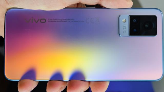 <b>vivo V21 5G: Design de fashionista, ultrasubțire şi cu priză bună</b>vivo V21 5G merge în linia începută de vivo X60 Pro, cu un spate arătos, cu gradient, poate chiar mai pronunţat aici, cu un violet/mov care se dezvăluie la anumite unghiuri. E ca o pată de benzină într-o glastră cu flori ce "sângerează" mov