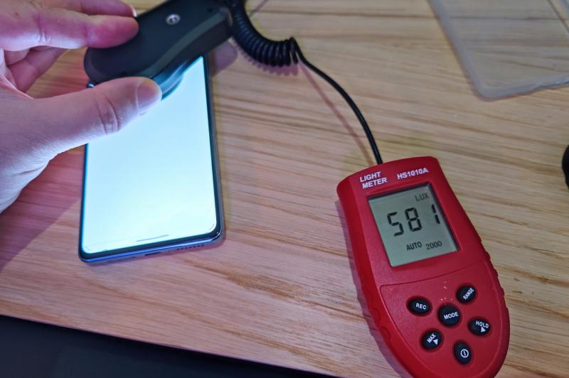 Luminozitate display Motorola Edge 20 Pro și ecranul văzut la microscop: Motorola-Edge-20-Pro_044.jpg