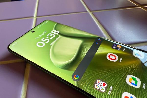 Motorola Edge 60: Display suficient de luminos pentru grosul publicului