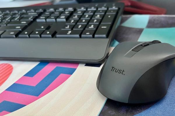 TRUST Trezo Comfort Review: Kit de buget cu mouse și tastatură wireless ideal pentru munca office "în liniște"