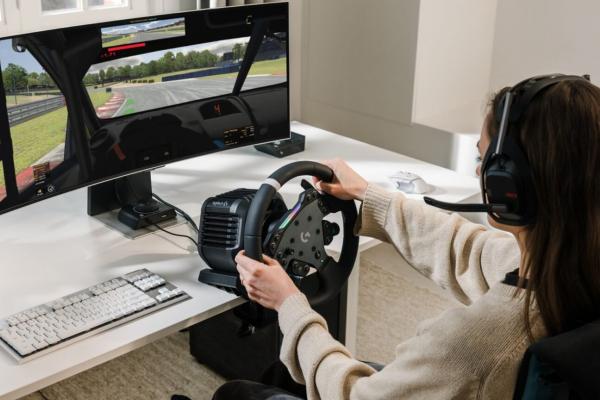 Logitech G PLAY 2025 aduce produse noi pentru PC, consolă și zona esports: headseturi wireless, tastaturi rapide și echipamente de sim racing