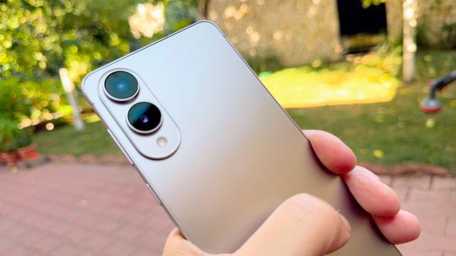 <b>Samsung Galaxy S25 Edge: Camera principală de pe S25 Ultra livrează, dar restul?</b>Ei bine iată-ne ajunşi şi la cameră, cu un setup dual în spate, fără telephoto. Pe Galaxy S25 Edge senzorul principal de 200 de megapixeli e fix cel de pe Galaxy S25 Ultra. E acelaşi senzor, dar nu şi aceeaşi lentilă. Mecanismul optic ar fi 