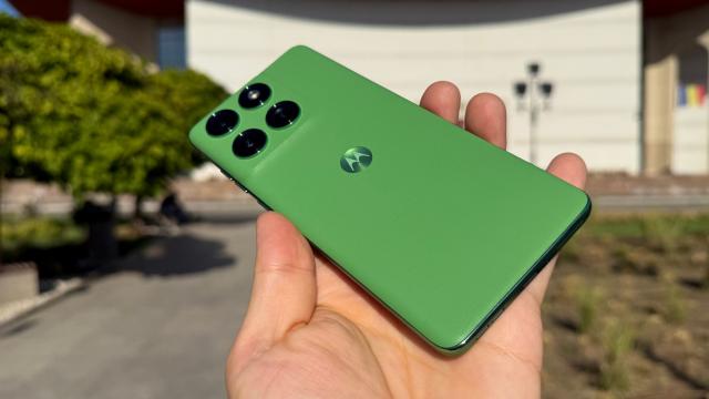 <b>Motorola edge 60 review detaliat în limba română (evaluare Mobilissimo)</b>După ce am testat Motorola edge 60 Pro şi pe Motorola edge 60 Fusion, acum vine rândul modelului de bază. Nu de alta, dar s-a ieftinit de la debut, coborând binişor sub 2000 de lei. Eu l-am găsit şi la 1479 lei la eMAG

