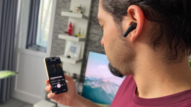 <b>Huawei FreeBuds SE 4 ANC - Review: autonomie foarte mare, voci plăcute, ANC sub 300 lei!</b>Am petrecut ultimele câteva zile în compania căştilor Huawei FreeBuds SE 4 ANC şi cum am avut de făcut multe drumuri, le-am pus la treabă anularea de zgomot. Sunt primele căşti SE de la Huawei cu ANC şi asta e mare lucru la sub 300 lei. Găsiţi impresii