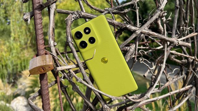 <b>Motorola moto g86 Power review detaliat în limba română (evaluare Mobilissimo) </b>A trecut ceva vreme de când nu am mai testat un telefon care se mândreşte că e battery phone încă din numele său. E cazul şi aici, cu acest Motorola Moto G86 Power, unul dintre telefoanele cu cea mai mare capacitate de baterie ajuns pe masa noastră