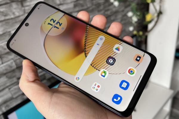 Motorola Moto G73 5G: Display de compromis, ireproșabil la interior, problematic în bătaia soarelui