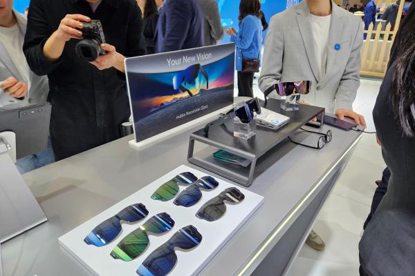 MWC 2023: Turul standului ZTE - ochelari futurişti, tabletă 3D stereoscopică, telefoane Blade, Nubia