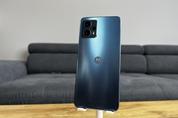 Motorola Moto G23: Design clasic, dar cu gradient arătos pentru panoul spate