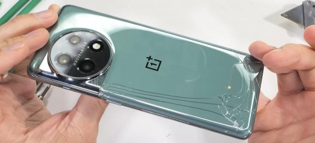 OnePlus 11 trece testul de durabilitate a lui JerryRigEverything la limită, sticla se „sfărâmă” sub presiunea degetelor (Video)