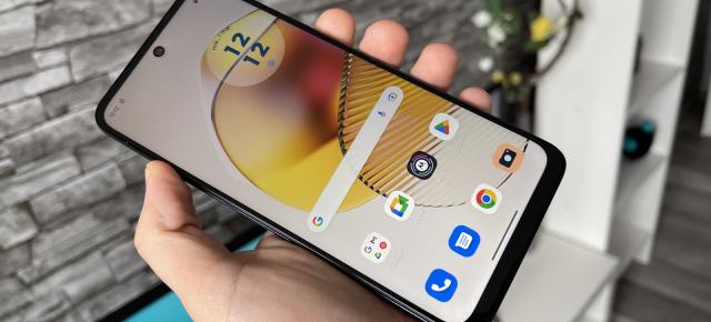 Motorola Moto G73 5G: Display de compromis, ireproșabil la interior, problematic în bătaia soarelui