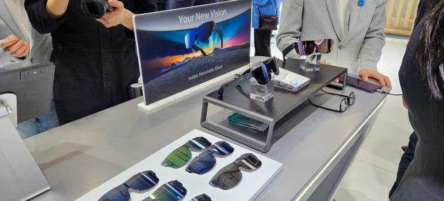 MWC 2023: Turul standului ZTE - ochelari futurişti, tabletă 3D stereoscopică, telefoane Blade, Nubia