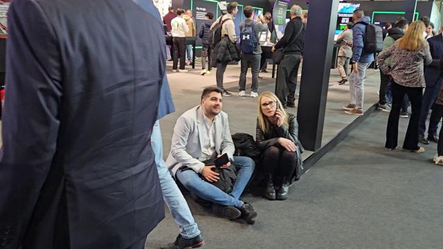 <b>MWC 2023: Am vizitat standul Samsung din Barcelona - Galaxy S23 cu Nightography, sesiuni de gaming, zonă SmartThings și laptopuri Galaxy Book 3</b>Într-un articol precedent vă spuneam ce a adus Samsung în cadrul târgului tehnologic Modern World Congress 2023, organizat în Barcelona. Alex a revenit acum cu un video de la fața locului, acolo unde compania sud-coreeană prezintă inovațiile