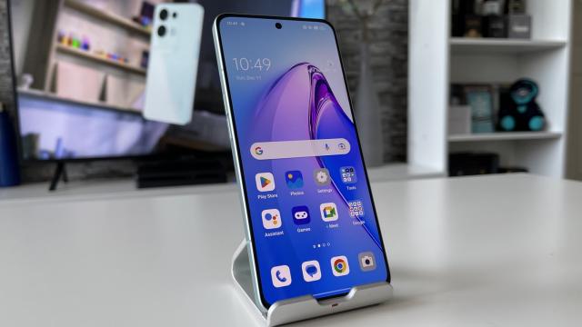 <b>OPPO Reno 8 Pro: Display-ul te va imersa complet în jocuri şi video</b>OPPO Reno 8 Pro are un ecran foarte mare, printre cele mai mari de pe telefoanele midrange, la 6.7 inch. E un panou AMOLED cu muchii foarte înguste, cu colţuri curbate şi un orificiu măricel al camerei selfie, sau mai bine zis tăietura din jurul său