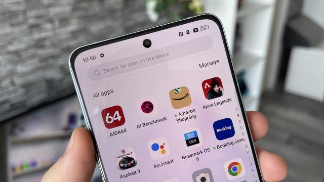 <b>OPPO Reno 8 Pro: Hardware bine burduşit cu noutăţi, sunt şi câteva lipsuri</b>OPPO Reno 8 Pro vine ca succesor direct pentru OPPO Reno 6 Pro, deoarece la noi în ţară nu a ajuns Reno 7 Pro. Ce e drept asta ajută şi că upgrade-urile hardware să pară mai mari. Pentru început ecranul sare de la 6.55 inch la 6.7 inch, un AMOLED