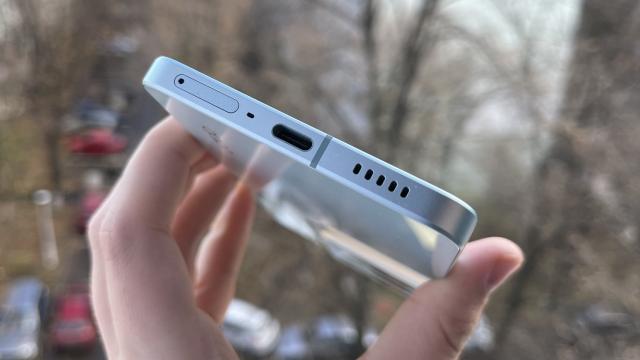 <b>OPPO Reno 8 Pro: Acustica stereo axată pe bas mai mult decât înalte</b>OPPO Reno 8 Pro vine cu difuzoare stereo, ca şi predecesorul său ajuns la noi OPPO Reno6 Pro. Nu are jack audio, iar setările legate de acustica includ moduri că Smart, Movie, Game şi Music. Am dat drumul la nişte Skrillex, Eminem şi Rihanna