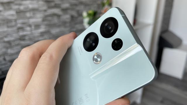 <b>OPPO Reno 8 Pro: Benchmark-uri admirabile, ca de flagship, uneori peste</b>OPPO Reno 6 Pro a avut un procesor cât se poate de respectabil la vremea sa, Snapdragon 870, aşa bun că e reper şi acum. OPPO Reno 8 Pro vine cu un MediaTek Dimensity 8100 Max, găsit şi pe OPPO Reno 9 Pro, Xiaomi 12T, Honor 70 Pro şi realme GT Neo 3 150W