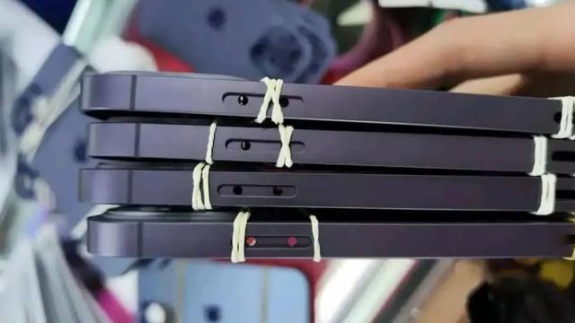 <b>Butoanele "solid state" de pe iPhone 15 confirmate de o imagine nouă</b>Una dintre marile schimbări aduse de seria iPhone 15 va fi faptul că renunţă la butoane fizice clasice, în favoarea unora "solid state". Ele nu sunt nici cele capacitive de pe un ROG Phone, dar nici cele fizice actuale. Sunt undeva între 