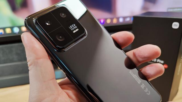 <b>Xiaomi 13 Pro: Hardware cu upgrade-uri cât se poate de "ţapene" faţă de Xiaomi 12 Pro</b>Xiaomi 13 Pro vine cu upgrade-uri măricele de la Xiaomi 12 Pro, de la baterie la procesor, camera principală, dar lasă şi câteva dotări neatinse, mai ales în zona frontală. Ecranul rămâne unul de 6.73 inch că la predecesor, doar că acum cu un panou