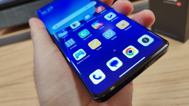 <b>Xiaomi 13 Pro: Display net superior celui de pe Xiaomi 12 Pro</b>Ecranul lui Xiaomi 13 Pro ste un LTPO AMOLED, de calitate, un panou de 6.78 inch cu unghiuri largi de vizualizare, 1 miliard de culori şi un cititor de amprente optic integrat în el. La microscop ne-a arătat că vine cu o configuraţie clasică de pixeli