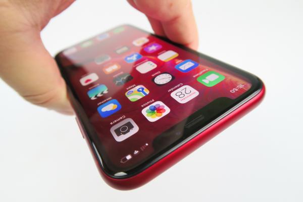Apple iPhone XR: Display LCD, dar nu ai zice la cum performează
