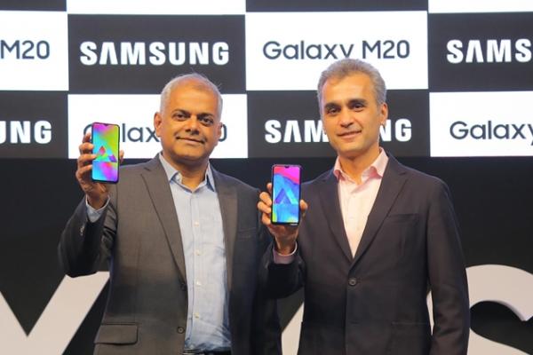 Samsung Galaxy M10 și Galaxy M20 devin oficiale! Au decupaj "picătură" și vin la prețuri neașteptat de mici