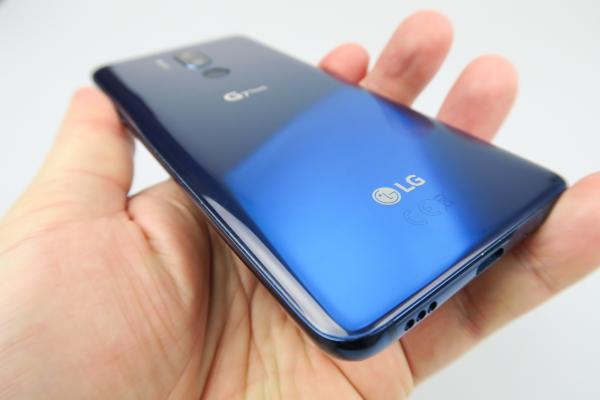 LG G7 ThinQ: Design rezistent şi sexy, ca o bomboană şi o perlă