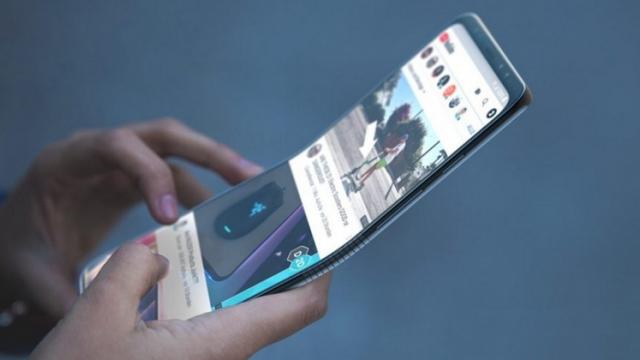<b>Care va fi trendul în 2019 pentru smartphone-uri: între pliabile, noi decupaje şi 5G</b>Aş fi început prin a vă spune că CES 2019 mi-a lăsat un gust amar prin lipsa de smartphone-uri noi, dacă nu aş mai avut senzaţia asta de cel puţin 5 ori în ultimii ani. În general CES e despre electronice şi electrocasnice, au fost ani când 